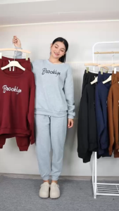 ชุดเซ็ท กันหนาว เสื้อคอกลม แขนยาว ปักลายภาษอังกฤษ กางเกงขายาว ทรงขากระบอกเล็ก ผ้าสำลี เนื้อผ้านิ่ม ใส่ได้ทั้งชายและหญิง c99133#