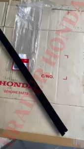 LIST PELIPIT KACA DALAM MOBIL BLUDUR MOLDING KARET PINTU ADA BULU BULU HALUS JAZZ GK5 S RS 2014 2015 2016 2017 2018 2019 2020 2021 HONDA 72335-T5A-J01 72375-T5A-J01 72835-T5A-J01 72875-T5A-J01 WATERSTRIP SEJAJAR SPION MOULDING ASSY DOOR LIS LYS DOORTRIM