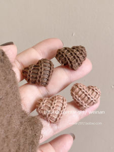 ต่างหูรูปหัวใจถักนิตติ้งสไตล์เกาหลีสำหรับผู้หญิง เครื่องประดับแฟชั่นฤดูใบไม้ร่วง/ฤดูหนาว อุปกรณ์เสริมสุดเท่สำหรับผู้หญิง