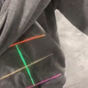 Hộp 100 que phát sáng dạ quang kèm 100 đầu nối tạo vòngDùng cho các buổi dã ngoại chơi ngoài trời sinh nhậtbữa tiệp cổ vũ GA625