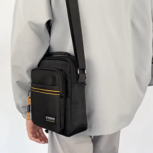 MOUSSON  ใหม่เรียบง่ายลำลองกลางแจ้งกระเป๋าสะพายข้างผู้ชายกันน้ำเกาหลีอินเทรนด์กระเป๋าถือ