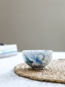 แก้วดื่มชาลายดอกตุ๊กตาคุณภาพสูงสำหรับผู้หญิง ถ้วยชาเก๋ไก๋สไตล์จีนแบบฝังสีด้วยมือ อุปกรณ์ชงชาแบบจิ๋ว