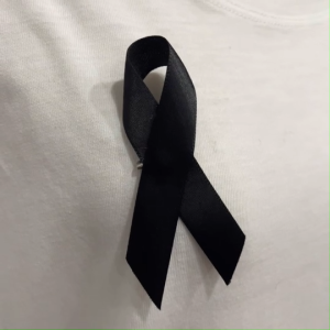 ริ้บบิ้นดำ เข็มกลัดริ้บบิ้นไว้อาลัย แบบซ้อนเข็มกลัด มองไม่เห็นเข็มกลัด เข็มกลัดสีดำ (ราคา 1 ชิ้น)