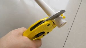 Tang Potong PVC 1 5/8" Pralon - Gunting Pipa PVC - Alat Potong Pipa 42mm Kapusi - Pisau Baja Tajam - Potongan Bersih dan Presisi (IMPORT) #guntingpvc #guntingpralon #potongpvc #potongpralon #tangpotongpvc #tangpotongpralon #guntingpipa #potongpipa #tangpotongpipa #alatledeng