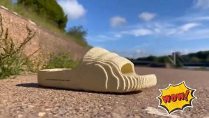 UoMeAi 2024 Sandal Selop Pria Slip On Slop Casual Kekinian Terbaru Sendal Cowok Pria Selop Karet Slipper Non-slip EVA