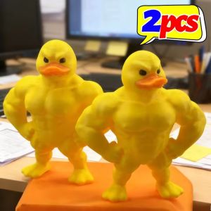2ชิ้น3D รูปปั้นเป็ดกล้ามเนื้อตั้งโต๊ะตกแต่งชั้นวางหนังสือน่ารักรูปแกะสลักในร่มกลางแจ้งอุปกรณ์เสริมในบ้านของขวัญแปลกใหม่ฟิตเนสอารมณ์ขัน