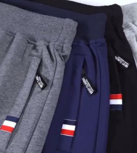 กางเกงขาสั้นผ้าฝ้ายสีทึบฤดูร้อนผู้ชายกางเกงตัดหลวมขนาดบวกกางเกงลําลองตรง