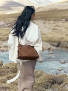 2025 New Yamashita Tracking Series Travel hobo Large Capacity Vegetable Tanned Leather Single Shoulder Crossbody Versatile Commuter Womens Bag