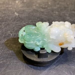 baicai pendant burma jadeite💯天然翡翠双色墨绿白带黄 百财“白菜” 好寓意百财如意🫰 可当吊坠或摆件 🆓附送底座 白菜高H: 2.5cm 宽W: 4.5cm 厚度Thickness: 2cm 重Weight: 25g 📍Johor Bahru 区可自行取货或邮寄服务