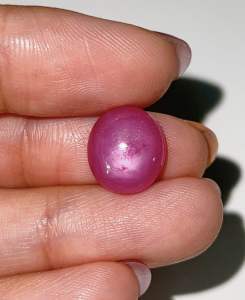 พลอยทับทิมสตาร์ สีหวาน มีลายสัญลักษณ์ 3 เหลี่ยมเล็กๆน่ารัก เป็นมิติ 7.95 กะรัต(พลอยแท้100%)(GSH944)