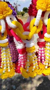 มาลัยสามชาย พวงมาลัยดอกไม้ประดิษฐ์ติดตั้งรถบรรทุก รถเกี่ยวข้าวงานทำมือทุกชิ้น สีเหลือง