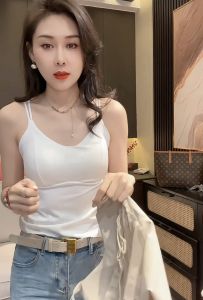 เสื้อกล้ามผ้าไหมน้ำแข็งเซ็กซี่สำหรับผู้หญิงในช่วงฤดูร้อนปี 2024 แขนกุดแบบเข้ารูป สไตล์ลำลอง คอวี ทรงเข้ารูป เสื้อคลุมกันหนาว