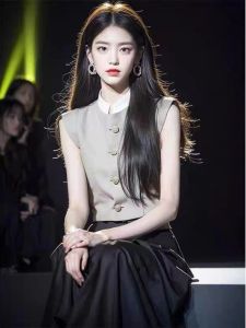 Elegant Grey French Style Minimalist Vest Shirt Womens Fashionable Slim Fit Summer Top Short Length Single Button Closure