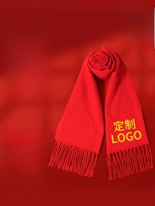 ผ้าพันคอไหมสีแดงปักโลโก้ Red Scarf สำหรับงานปาร์ตี้และงานวันปีใหม่ ผ้าพันคอไหมสีแดงสำหรับผู้ชายและผู้หญิง ผ้าพันคอไหมสีแดงขนาดใหญ่