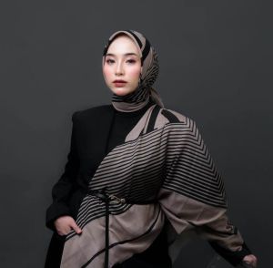 Monogram Pattern Scarf LY Jilbab Segiempat Motif Branded/ Hijab Segi Empat Motif Jurney Terbaru