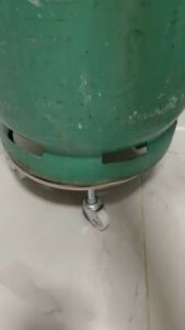 ที่รองถังแก๊ส มีล้อเลื่อน 15กก.   (ใช้ได้กับถังแก๊สทุกยี่ห้อ) ล้อรองถังแก็ส เคลื่อนย้ายสะดวก ฐานรองถังแก๊ส ที่รองถังแก๊ส ล้อรองถังแก็ส ที่รองมีล้ออเนกค์ประสงค์ ถังแก๊สเคลื่อนย้ายถาดสีสแตนเลสไม่มีเบรค