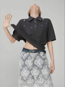 XIAODADEHUA | Grey Polo Collar T-Shirt with 3D Beaded Flower Design