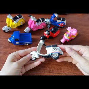 1:32 Vespa Motorcycle Model Retro Motorbike Toy Locomotive with Pull Back Function Wheels Can Glide