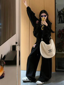 ชุดกีฬาลำลองสไตล์สตรีทอเมริกันสำหรับผู้หญิง ชุดสเวตเตอร์มีฮู้ดสีดำ ชุดกางเกงขายาวหลวมๆ 2 ชิ้น ฤดูใบไม้ร่วง 2025