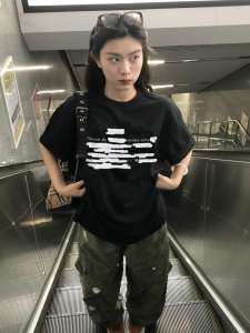 T-Shirt Wanita Ukuran Besar Lengan Pendek - Motif Graffiti & Huruf Kreatif Vintage Amerika Katun Tipis Bernapas Premium Desain Longgar Slim Fit Streetwear Tren Musim Panas 2025 Gaya Urban Mewah Manis dan keren Modis Serbaguna Kerah bulat Tops