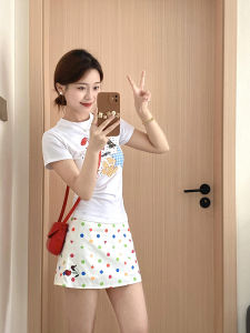 เสื้อยืดแขนสั้นผู้หญิงฤดูร้อน 2025 ทรงเข้ารูป คอตondo เอวสั้น สไตล์สาวฮอต แฟชั่น เสื้อผ้าทำงานผู้หญิง