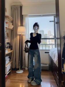 เสื้อยืดคอกว้างทรงเข้ารูปสำหรับผู้หญิง เสื้อเชิ้ตแขนยาวสไตล์ฤดูใบไม้ร่วง/ฤดูหนาว เสื้อเชิ้ตคอวีสีพื้นสำหรับทำงาน สไตล์เกาหลี