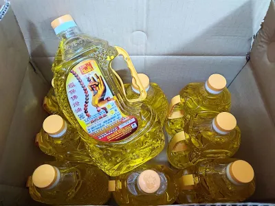 现货(一箱) 1.9公升 双龙行 水晶油 供神 供佛 拜神 水晶油灯 红色 紫色 黄色 透明 Ready Stock 1.9 litre (1 carton) SLH Crystal Oil Paraffin Oil Praying Article