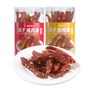 กุ้งก้ามกรามแห้งรูปแท่งที่ฉีกได้จากมือของผู้ชายพังก์ แหล่งกำเนิดอาหารแห้งสูงโปรตีน ขนมเล่นอย่างอื่นที่อร่อยและดีต่อสุขภาพ