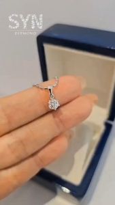 ใหม่คอลเลคชั่นจี้เพชรที่ออกแบบมาให้เหมาะกับ 𝐄𝐯𝐞𝐫𝐲𝐝𝐚𝐲 𝐋𝐨𝐨𝐤 แต่ยังคงดีไซน์เน้นให้เพชรมีความเปล่งประกายและโดดเด่น