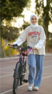 Baju Atasan Wanita Jumbo Lengan Panjang Oversize BROOKLYN BROOKLIN\\n\\n Mengenal Baju Atasan Wanita Oversize BROOKLYN BROOKLIN\\n\\nBaju Atasan Wanita Jumbo Lengan Panjang Oversize BROOKLYN BROOKLIN adalah pilihan tepat untuk Anda yang mencari kenyamanan dan keleluasaan dalam berpakaian. Dibuat dari bahan BABYTERRY berkualitas tinggi, pakaian ini menawarkan lingkar dada sebesar 120 cm dan panjang 63 cm, cocok untuk ukuran XL.\\n\\n Bahan dan Ukuran Dijamin\\n\\nBaju Atasan Wanita Oversize BROOKLYN BROOKLIN menggunakan bahan BABYTERRY berkualitas tinggi, yang memberikan kenyamanan maksimal saat dipakai. Ukuran pakaian ini telah dijamin, sehingga Anda dapat yakin bahwa ukuran yang diberikan sesuai dengan yang Anda pesan.\\n\\n Kelebihan Baju Atasan Oversize\\n\\nBaju Atasan Wanita Oversize BROOKLYN BROOKLIN memiliki beberapa kelebihan, antara lain:\\n\\n- Desain oversize yang memberikan keleluasaan saat bergerak\\n- Lengan panjang yang melindungi dari sinar matahari langsung\\n- Cocok digunakan untuk berbagai acara sehari-hari\\n- Tersedia dalam berbagai warna dan model\\n\\n Cara Memilih Baju Atasan Wanita Oversize yang Tepat\\n\\nUntuk memilih Baju Atasan Wanita Oversize BROOKLYN BROOKLIN yang tepat, ada beberapa hal yang perlu Anda pertimbangkan.\\n\\n Pertimbangan Ukuran dan Warna\\n\\nPastikan Anda memilih ukuran yang sesuai dengan tubuh Anda. Baju Atasan Wanita Oversize BROOKLYN BROOKLIN tersedia dalam ukuran XL, namun Anda tetap perlu mempertimbangkan lingkar dada dan panjang pakaian sebelum memesan. Selain itu, pilih warna yang sesuai dengan selera Anda dan cocok untuk berbagai acara sehari-hari.\\n\\n Tips Memilih Baju Atasan Nyaman untuk Acara Sehari-hari\\n\\nUntuk memastikan Baju Atasan Wanita Oversize BROOKLYN BROOKLIN yang Anda pilih nyaman digunakan dalam berbagai acara sehari-hari, perhatikan beberapa hal berikut:\\n\\n- Pilih bahan yang lembut dan tidak gatal\\n- Pastikan ukuran pas dan tidak terlalu ketat atau longgar\\n- Pilih warna yang netral dan mudah dipadukan dengan pakaian lainnya\\n\\n Mengenakan Baju Atasan Oversize untuk Berbagai Kesempatan\\n\\nBaju Atasan Wanita Oversize BROOKLYN BROOKLIN dapat digunakan untuk berbagai kesempatan, baik itu acara santai maupun formal.\\n\\n Mengenakan Baju Atasan Oversize untuk Musim Panas\\n\\nUntuk musim panas, Baju Atasan Wanita Oversize BROOKLYN BROOKLIN dapat menjadi pilihan tepat karena bahan BABYTERRY yang ringan dan sejuk. Anda dapat mengenakannya dengan celana pendek atau rok pendek untuk acara santai di luar ruangan.\\n\\n Mengenakan Baju Atasan Oversize untuk Acara Formal\\n\\nJika Anda ingin mengenakan Baju Atasan Wanita Oversize BROOKLYN BROOKLIN untuk acara formal, Anda dapat memadukannya dengan celana jins atau rok panjang. Pastikan warna dan desain pakaian sesuai dengan acara yang akan Anda hadiri.\\n\\n Perawatan Baju Atasan Oversize BROOKLYN BROOKLIN\\n\\nAgar Baju Atasan Wanita Oversize BROOKLYN BROOKLIN tetap awet dan terlihat bagus, perawatan yang tepat sangat diperlukan.\\n\\n Cara Membersihkan Baju Atasan Oversize dengan Benar\\n\\nUntuk membersihkan Baju Atasan Wanita Oversize BROOKLYN BROOKLIN, ikuti langkah-langkah berikut:\\n\\n1. Cuci pakaian dengan air dingin dan deterjen khusus pakaian.\n2. Jemur pakaian di tempat teduh dan jangan langsung terkena sinar matahari langsung.\n3. Setrika pakaian dengan suhu rendah agar bahan tidak rusak.