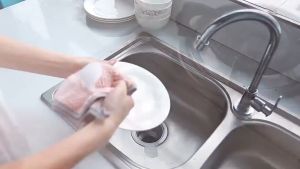 Set 5 khăn lau nhà bếp vải nhung san hô viền kẻ caro có móc treo tiện lợi Akii Home NB95