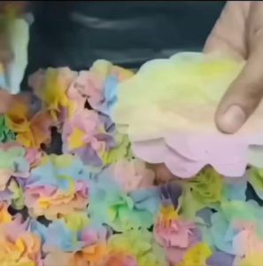 แบบ100แผ่น/ถุง คละสี คละลาย สีรุ้ง กระดาษสา ห่อเหรียญโปรยทาน (พร้อมยางรัดสีสวย) ใช้พับเหรียญโปรยทาน