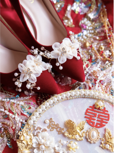 รองเท้าแต่งงานสีแดงสำหรับผู้หญิง รองเท้าแต่งงานแบบสวมสองชุด รองเท้าแตะส้นสูงแบบจีนสำหรับงานแต่งงานและงานเลี้ยง รองเท้าแตะส้นสูงแบบสวมหัวแหลม