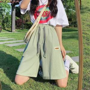 กางเกงขาสั้นขากว้างผ้าไอซ์ซิลค์สำหรับผู้หญิง INS กางเกงยาวระดับเข่าทรงหลวมเอวสูงแบบลำลองใส่แล้วดูผอมเพรียวแมทช์ลุคง่ายสำหรับนักเรียนแบบใหม่ฤดูร้อนปี2024