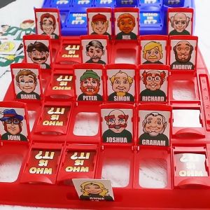 Board Game Guess Who is it?? Interactive Toy Early Learning Puzzle Games for Kids and Family Party儿童猜猜我是谁桌游益智游戏早教玩具互动游戏