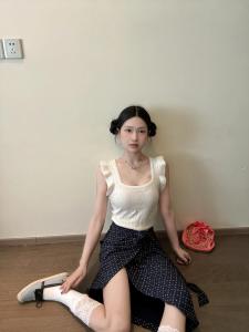 Áo Ba Lỗ Hở Vai Dệt Kim Trắng Kiểu Pháp Cho Nữ Mùa Hè Áo Khoác Ngoài Thiết Kế Ôm Vừa Vặn Cổ Vuông Tay Lỡ Chất Liệu Cotton