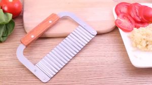 Potongan Kentang Alat Pemotong Kentang Stik Potato Crinkle Cutter Pisau Zigzag Gerigi Kentang Gagang Kayu