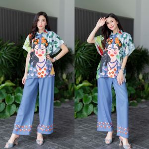 ชุดเซตผ้าไหมอิตาลีพิมพ์ลาย เนื้อดี งาน Order สีสด สวยปัง 😘 เสื้อแพตเทิร์น คอปกแต่งกระดุมช่วงคอ 3 เม็ด สีเดียวกับตัวชุด ทรงเสื้อ ปีกค้างคาว ความยาวเสท้อคลุมสะโพกได้ เริ่ดๆ มว้ากกกก 🌟🌟        กางเกงขายาวทรงขาบานตรง เอวสมอค มีกระเป๋าข้าง