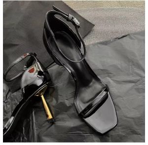 รองเท้าส้นสูงหัวเหลี่ยมสีดำ ฤดูร้อน 2025 รองเท้าแตะส้นสูงแบบหัวแหลมสำหรับผู้หญิง สายรัดข้อเท้าแบบบาง ส้นสูงแบบลำลอง หนัง PU