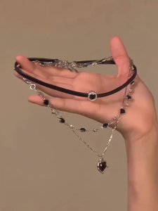 PaulWeekend ชุดสร้อยคอรูปหัวใจชั้นสไตล์หวานแหววสำหรับผู้หญิงสร้อยคอพร้อมจี้สายสีดำและจี้คริสตัลสายโซ่ล็อกโบนทันสมัย