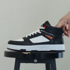 Sneaker Pria Mid-Cut Korean Style Trendy Kulit Imitasi/Plastik Putih/Hitam SH357