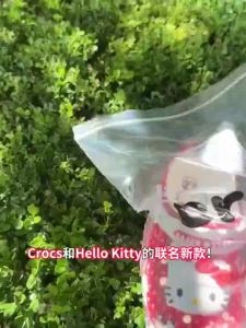 Cross giày trẻ em Hello  Red Classic Clog Dép thoáng khí thoải mái cho bé gái giày đi biển#210577