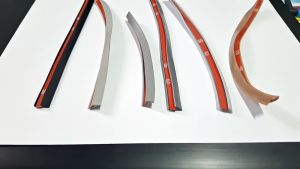 ยางรองคิ้วล้อตัว J (ขนาด 7 มิล) พร้อมเทปกาวสองหน้าแท้ ยางคิ้วล้อตัว J มาตรฐานศูนย์รถยนต์ ยางขอบลิ้น ยางขอบสเกิร์ต ยางขอบคิ้วล้อ ยางตัว J ยางรองสเกิร์ตแบบ J ยางคิ้วล้อแบบ J ยางรองชุดแต่งสเกิร์ตรอบคันแบบ J ยางรองลิ้นสเกิร์ต ยางสเกิร์ตแบบไม่มีกาว