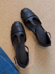 รองเท้าแตะผู้หญิงทรงโรมันสีดำ ทรงสวม สายรัดแบบมีกระดุม รองเท้าแฟชั่นฤดูร้อน ทรงกลวง วัสดุหนัง รองเท้าสวมสำหรับใส่ไปทำงาน