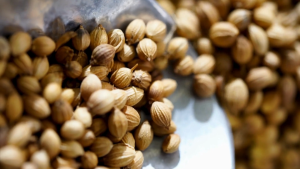 ลูกผักชีแห้ง ทำ น้ำซุป ขนม หรือ เครื่องดื่ม Dried Coriander Seeds ตรากอเงินฟาร์ม ขนาด 200 กรัม