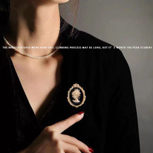 Elegant Vintage Court สไตล์เข็มกลัดสําหรับผู้หญิง Silver Plated Gold Plated Cross Crown การออกแบบตัวเลขโรมัน Retro อุปกรณ์เสริมแฟชั่น