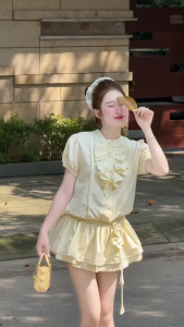 Set công sở nữ đồ nữ thiết kế tiểu thư xinh chất Quảng Châu phối bèo áo cổ tròn cài nút dàng bồng kèm chân váy ngắn có quần trong buộc dây hoa bản to đáng yêu