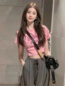 Áo Thun Tay Ngắn Ôm Vừa Vặn Màu Hồng Mùa Hè Cho Nữ Thiết Kế Mỹ Cạp Cao in Họa Tiết Thời Trang Thường Ngày