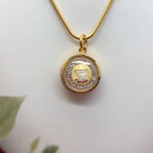 จี้ทองรัชกาลที่ ๕ องค์สามกษัตริย์ ล้อมเพชร ขนาด 1.7x1.7 cm ชุบทอง เสริมบารมี ชีวิตรุ่งเรือง โชคลาภ ใส่ได้กับสร้อยทุกแบบ