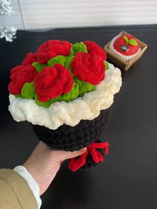 【จัดส่งจากกรุงเทพฯ】หลาบดอกทานตะวั rose bouquet ช่อดอกไม้ไหมพรมอุด้งเส้นใหญ่ ของชำร่วยของขวัญ ของขวัญโครเชต์กระเป๋าจี้ พวงกุญแจถักขนาดเล็ก